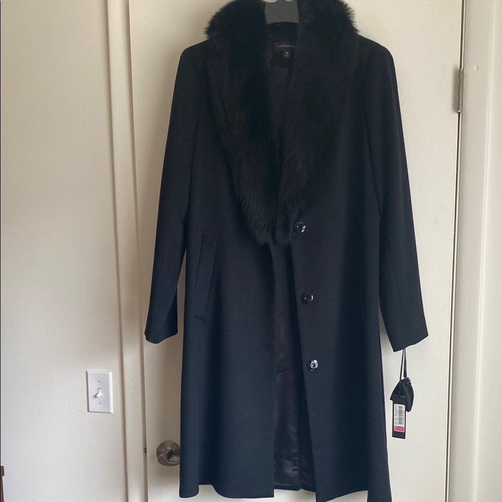 Chic Black Coat with Dyed Fox Trim
95% Wool and 5% Cashmere